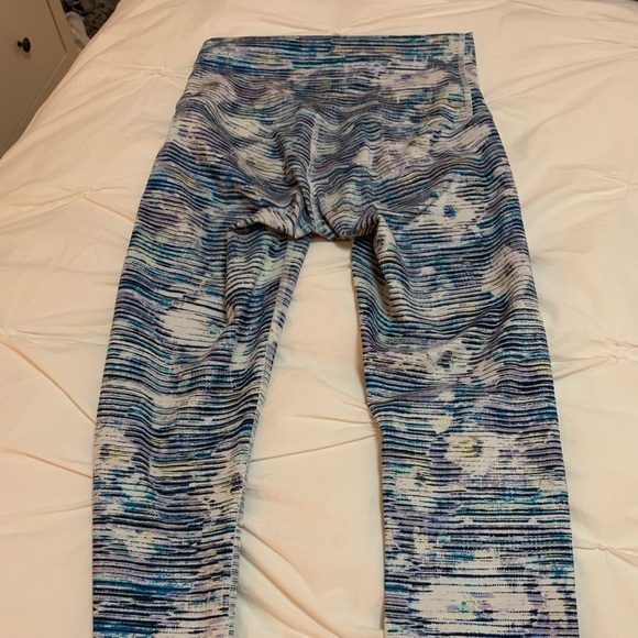 Soulcycle Lululemon patterned cropped pants - Picture 5 of 5